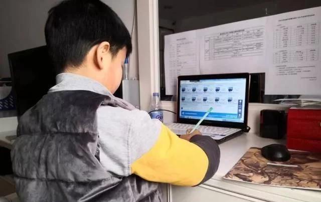 楼上邻居总蹭网，小伙改掉wifi密码，隔天门上的纸条令他感动不已