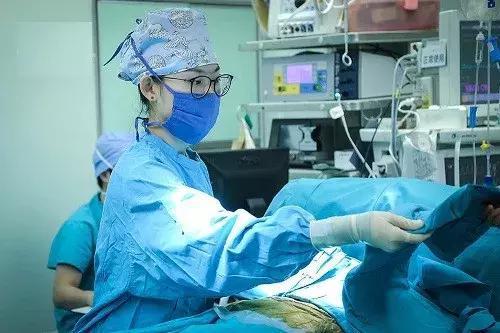 怎么知道脊柱侧弯的危害和症状,造成脊柱侧弯的原因主要是什么