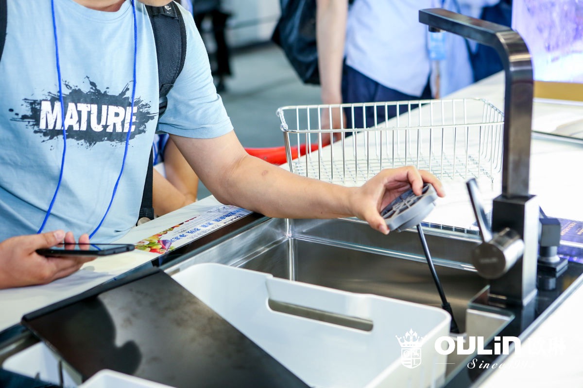 欧琳携“魔净厨房”新产品、“全能空间定制”新理念，闪耀厨卫展