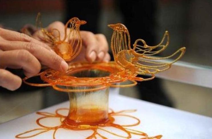 77岁的农村大爷卖货幕后,72岁大爷摆摊卖糖画