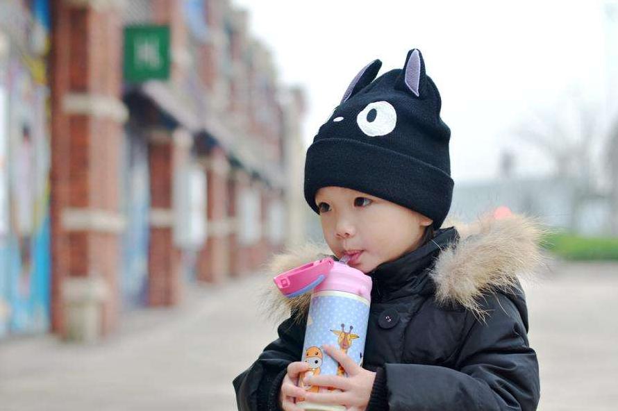 六个月宝宝可以用碗直接喝水吗,喝奶粉的宝宝前六个月需要喝水吗