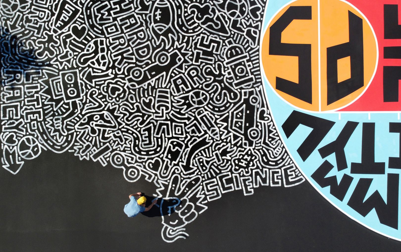 TimothyGoodman为学校的孩子们画了一整个篮球场