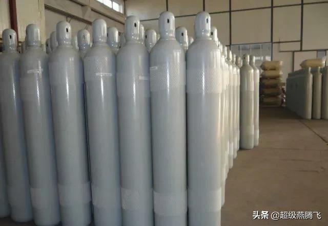 画画的baby过安检被拦下，原因竟是画画的丙烯颜料。