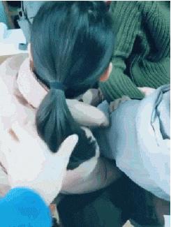 女朋友很漂亮但是有狐臭,女友有轻微狐臭怎么办啊