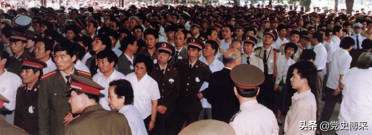 聂帅追悼会上，女儿的举动令人动容，骨灰安放开创八宝山先例