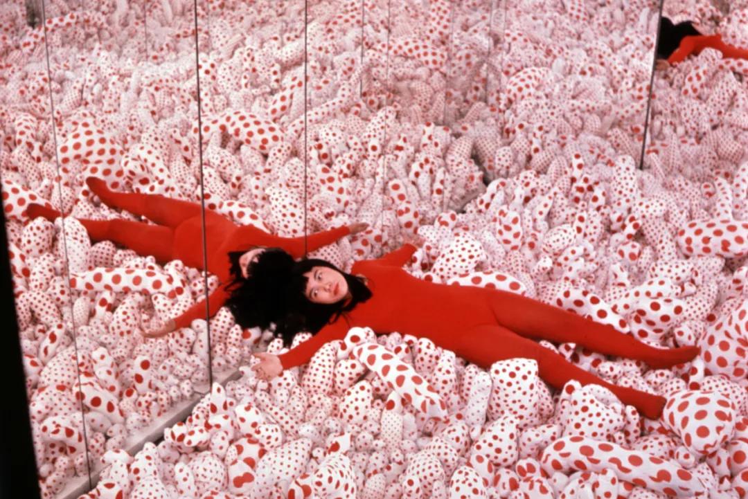 90岁女艺术家，身价几十亿，独居精神病院43年：艺术一半是情色，一半是幻想