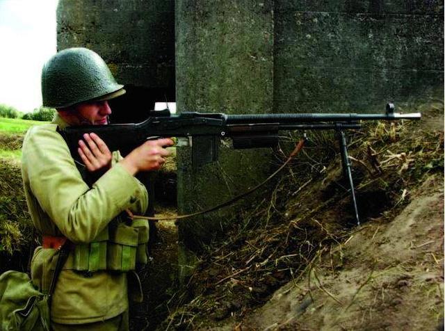 到底是轻机枪还是自动步枪,二战美军bar自动步枪