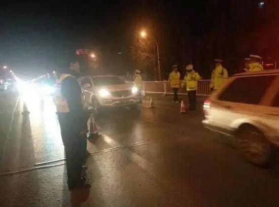 夜间开车如何处理对面远光,晚上开车被货车开远光怎么办