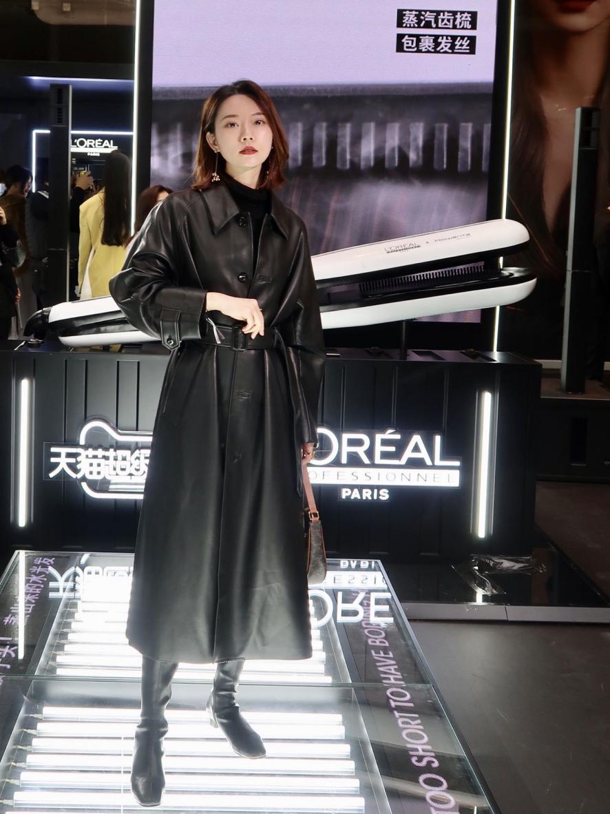 “大衣+裙子”，冬天这么穿，美得优雅又大方