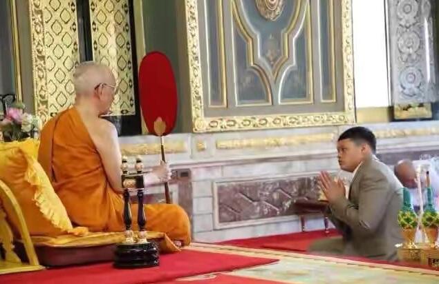 泰王给玉佛换装,泰王为玉佛换袈裟