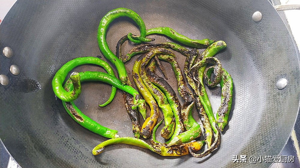 让人口水直流的擂辣椒皮蛋，香辣下饭，上桌就抢光，吃完还想吃