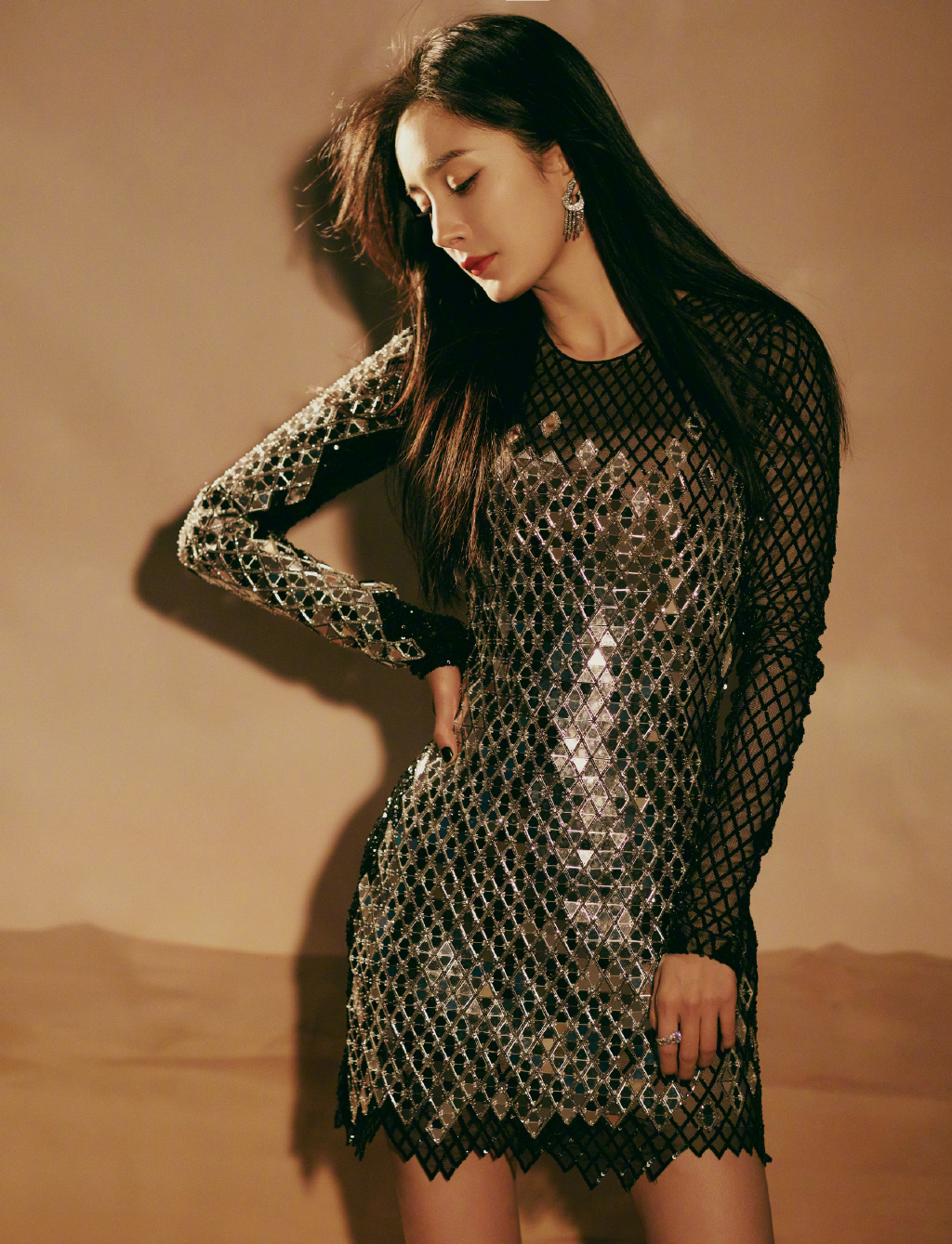 倪妮穿迪丽热巴时尚芭莎同款礼服,倪妮迪丽热巴白礼服