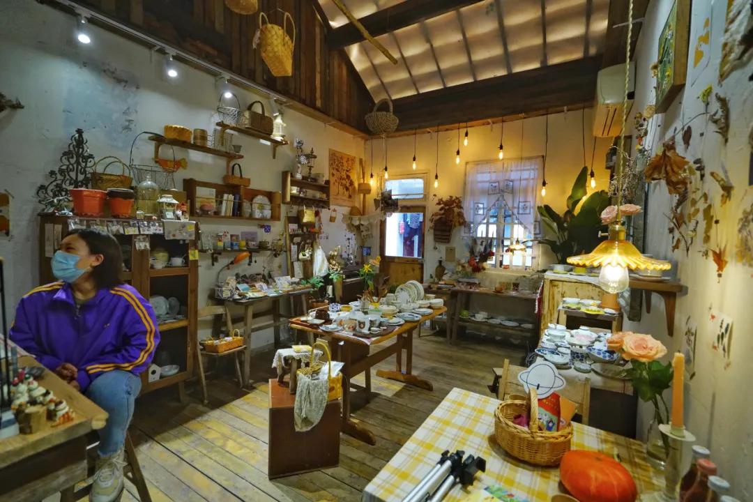 成都两个小姑娘开的老房子花艺杂货铺，外地游客不远千里专程打卡