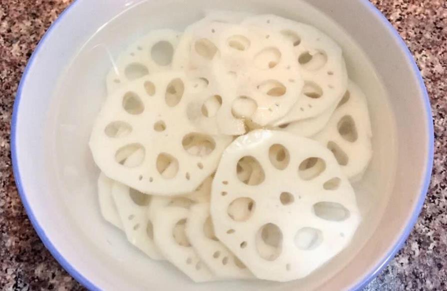 莲藕焯水防止变黑用什么化学品,藕片焯水不变黑的办法