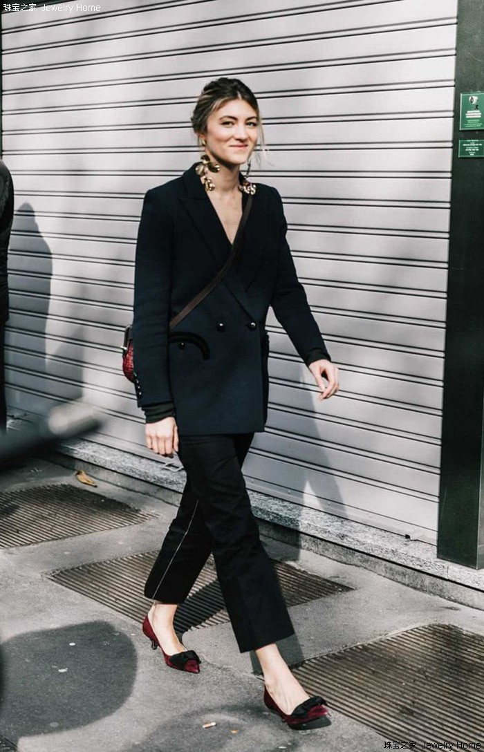 如何把黑色西装穿得好看,一件黑西装可以怎么穿