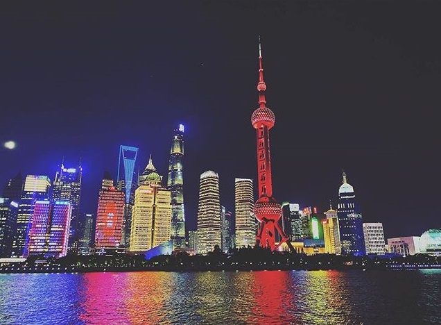 唐嫣晒家中内景照，穿名牌对镜头玩自拍，家装风格走传统路线