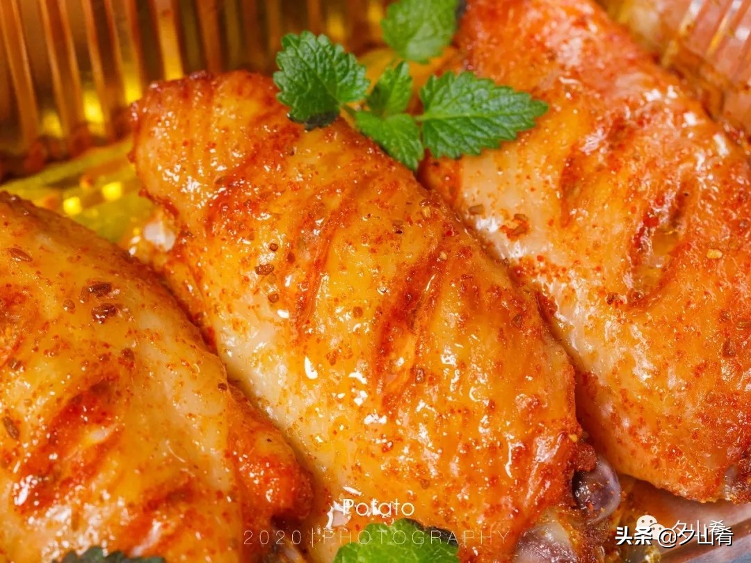 腌制一下丢锡纸盒里，坐等吃鸡~翅膀