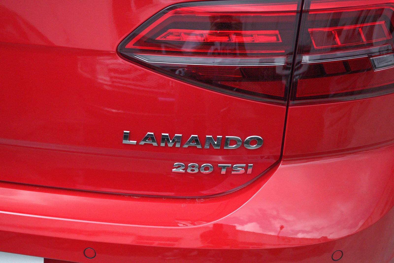 凌渡凭什么卖14万还畅销？带T油耗才5.5L，尾门竟暗示了高尔夫8