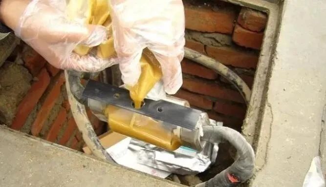 电缆自粘防水胶带使用方法,电线接头先缠塑料胶布还是黑胶布