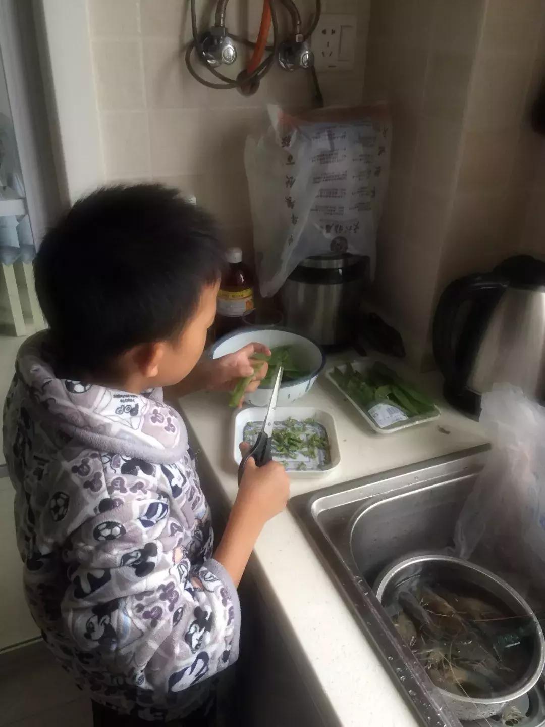 江阴这个10岁男孩太能了！绘画烹饪调酒样样行，父母透露培养秘诀