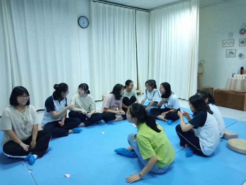 上课胡思乱想专注力不好,上课自言自语小学生