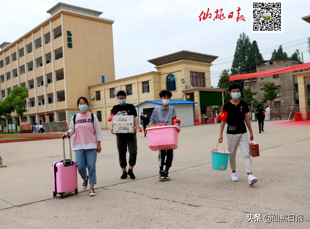 仙桃学生神兽归笼视频,神兽归笼小学家长开心到模糊