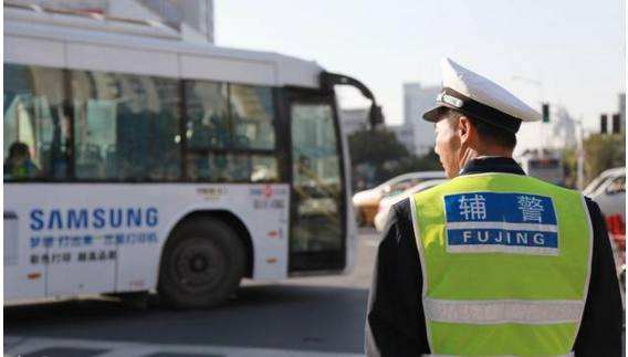 辅警地位低吗,辅警工资低为什么还有很多人去