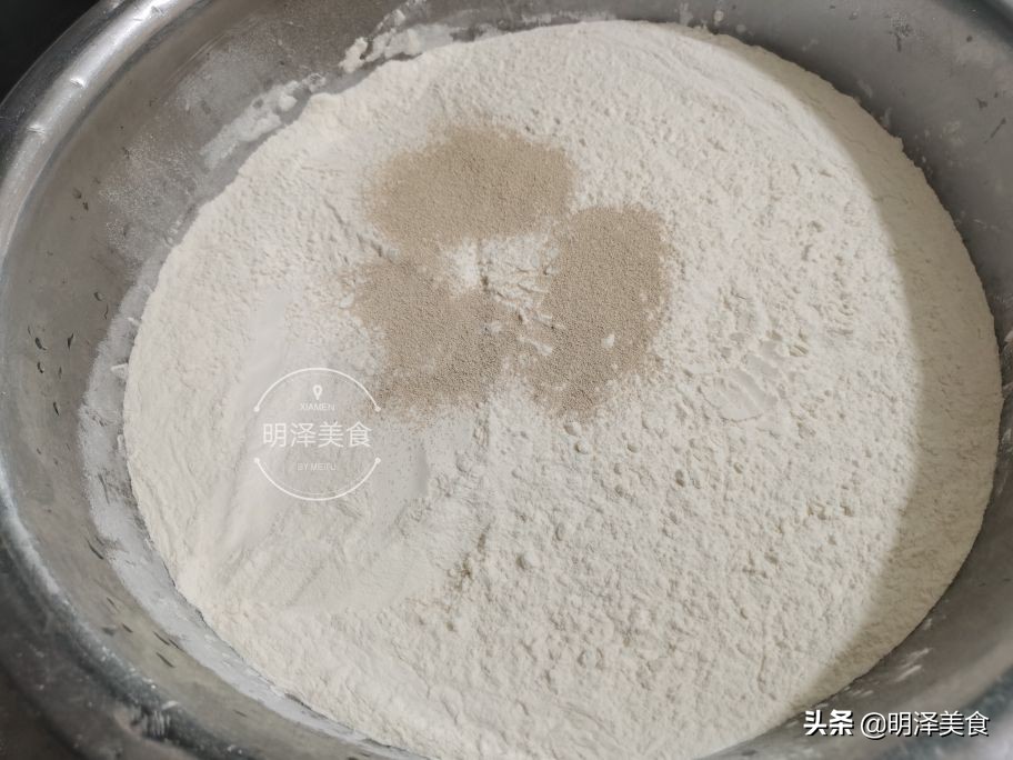 这种蔬菜很少生虫,用它做馅蒸包子,味道鲜香,我一次能吃四五个