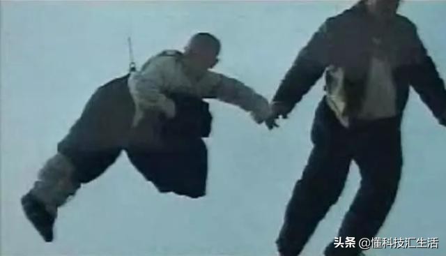 2岁孩子被虐待致死还伸手要抱抱,2岁孩子被虐待