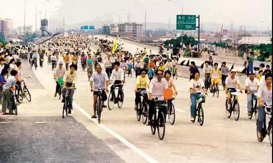 鎴戜滑鐨勮蹇嗘濡備竴鏉℃祦鍔ㄧ殑澶ф渤,绌垮煄璁板繂