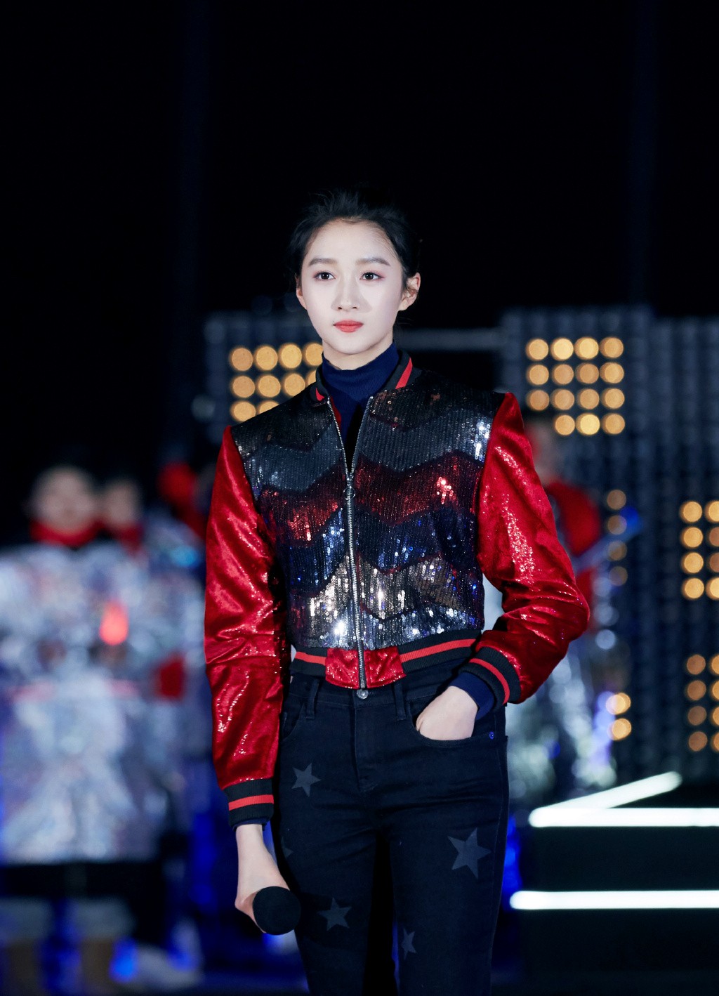 关晓彤穿靴子参加王牌,张若昀关晓彤穿长裙子