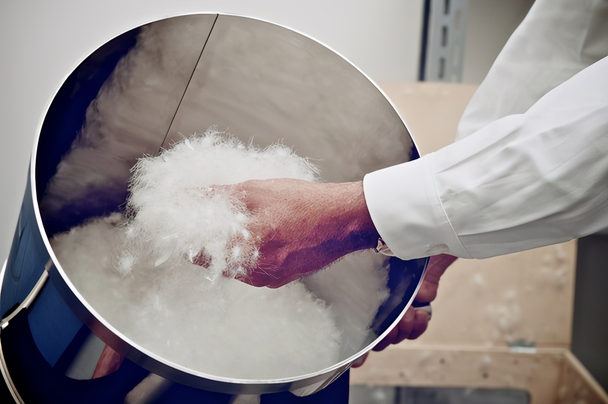 moncler羽绒服上万值不值,moncler盟可睐羽绒服款式