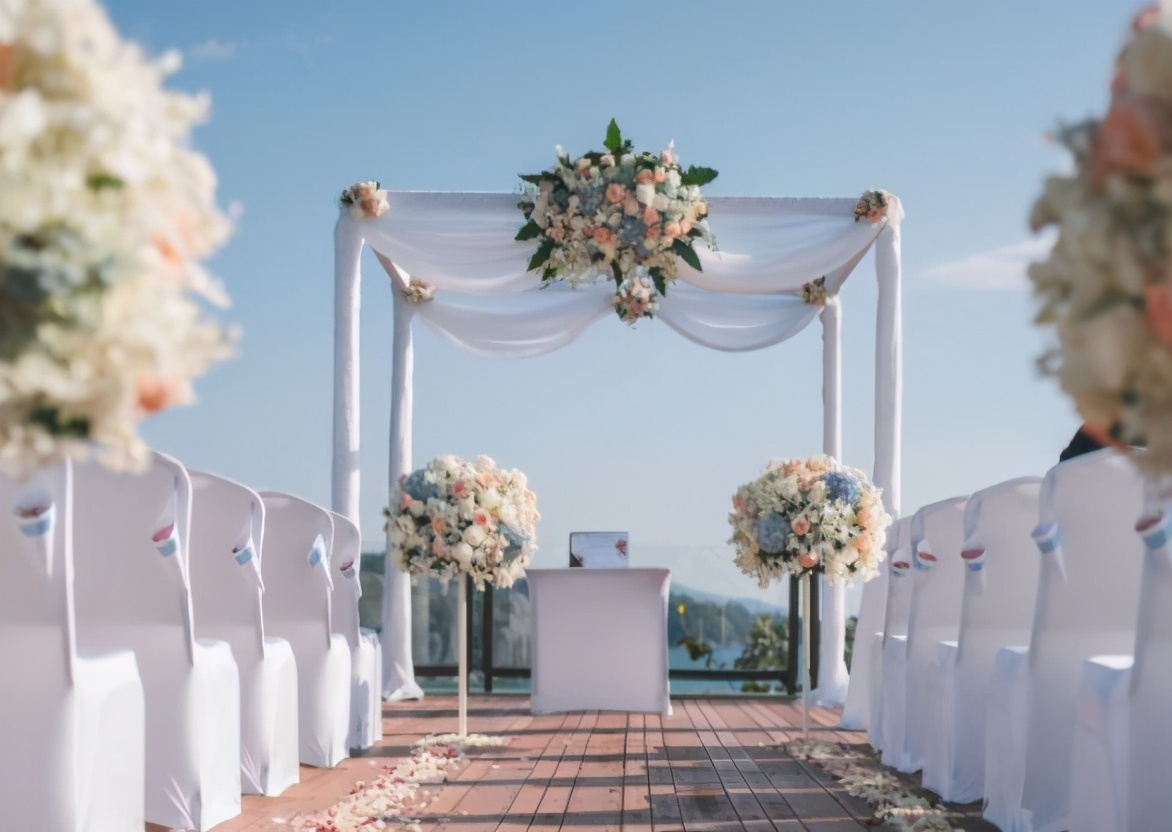 海外新郎在婚礼上用手机看足球比赛,新娘发现后摆臭脸还上网吐槽