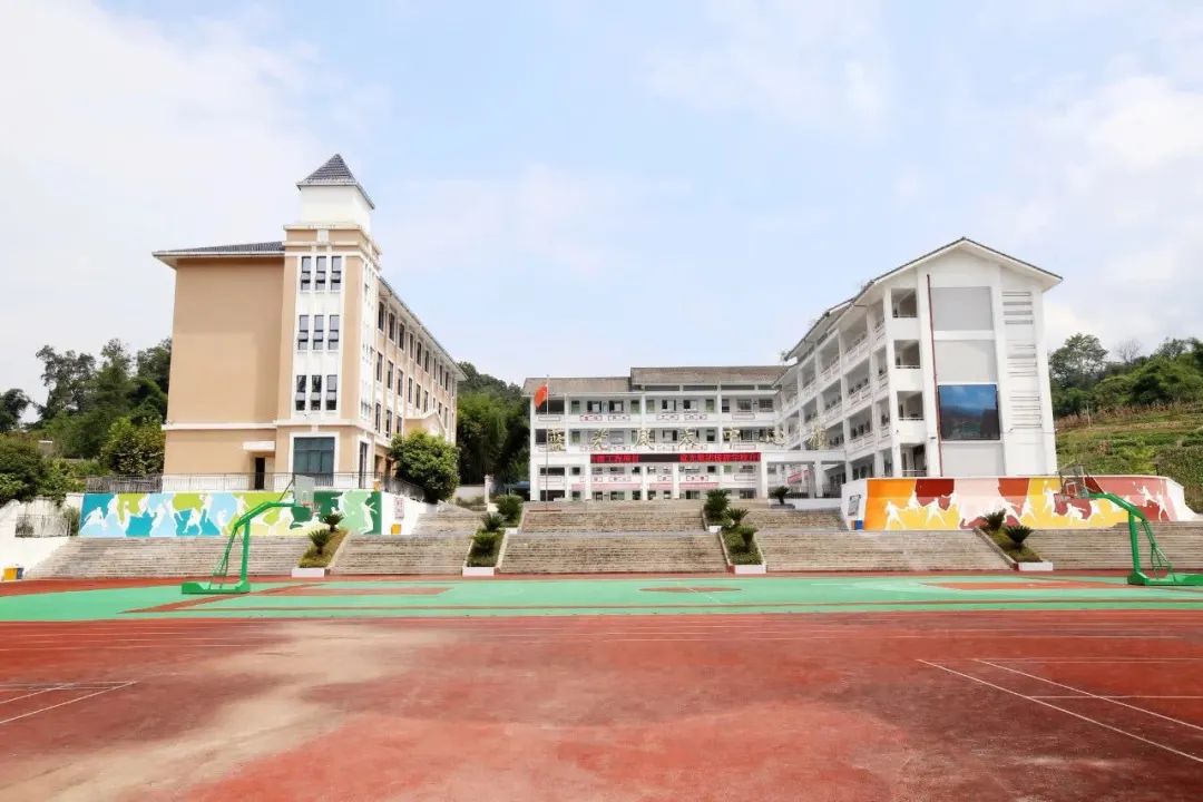 以温度去守护，蓝光发展荣登“金蜜蜂企业社会责任中国榜”