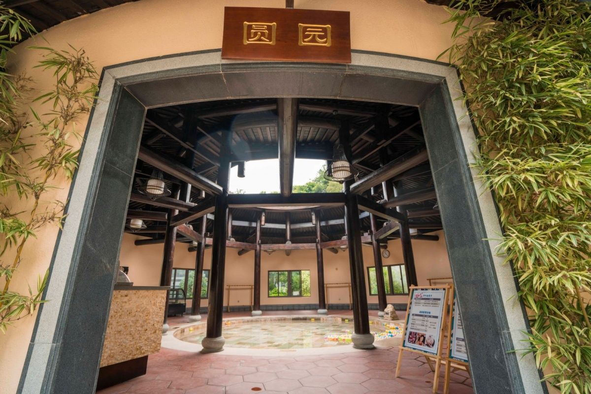 福建泉州聚龙小镇温泉公园：岩脉温泉中药花瓣池亲子戏水区