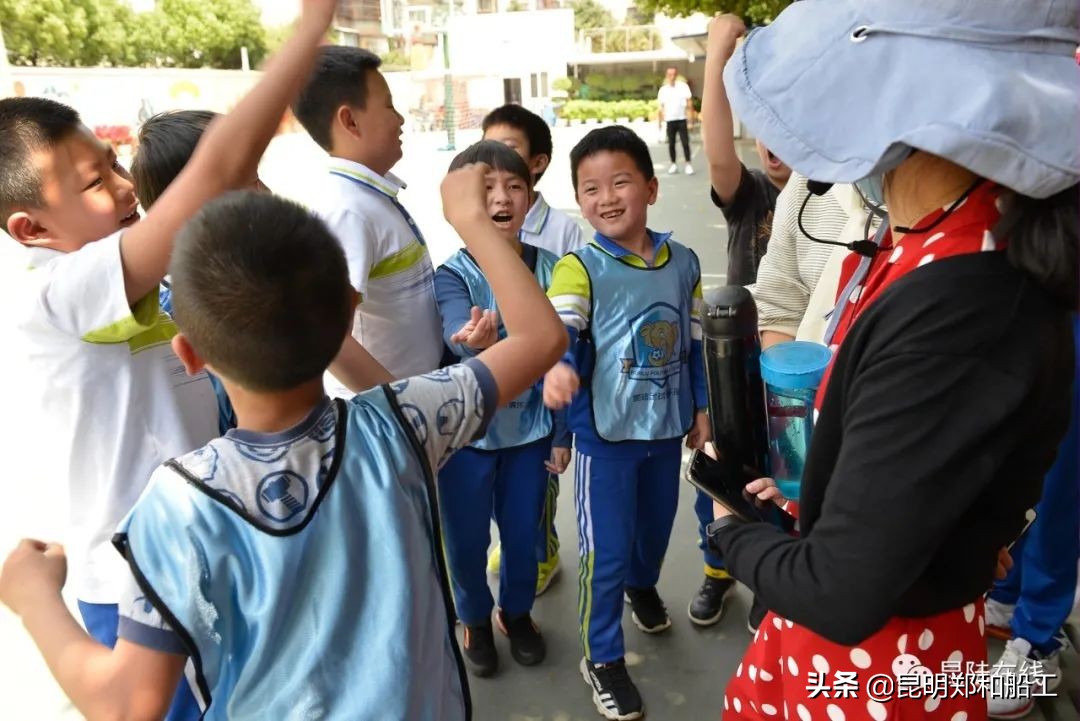 有限的场地无限的足球--新迎二小首届昆陆敦搏杯班级足球联赛开幕