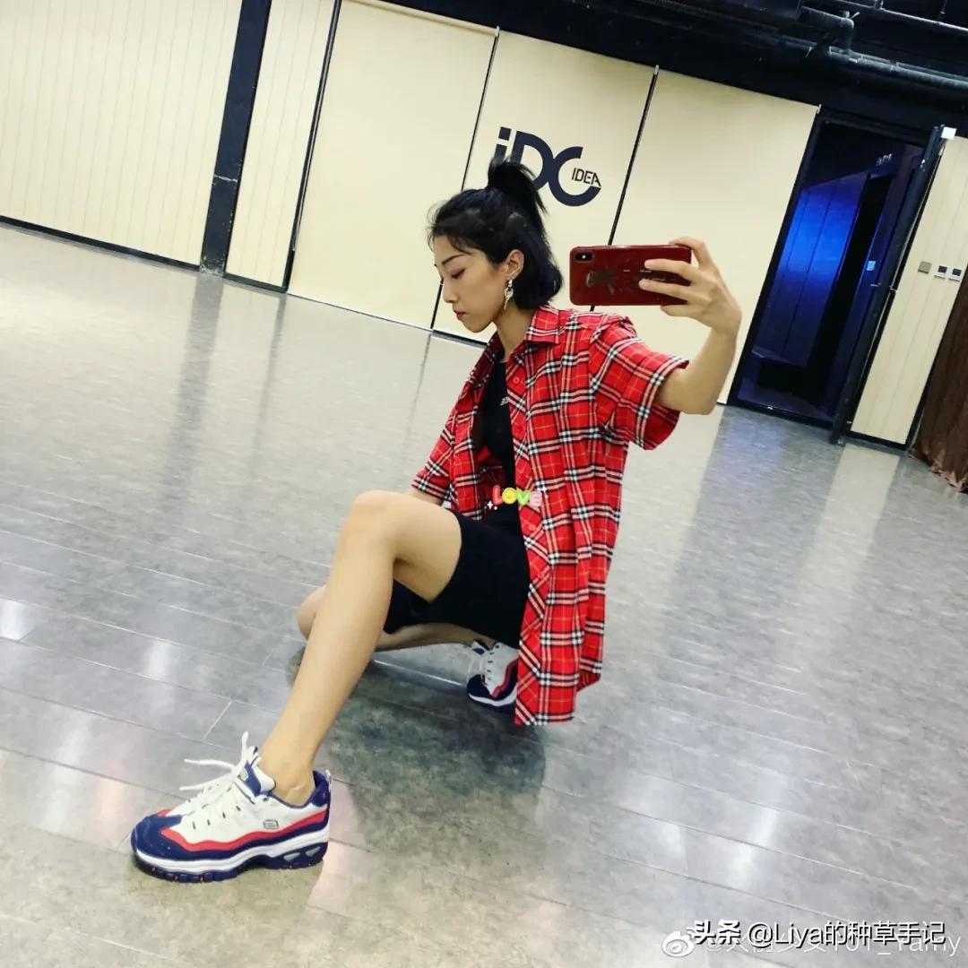 穿错卫衣显胖,宽松卫衣怎么搭配帆布鞋