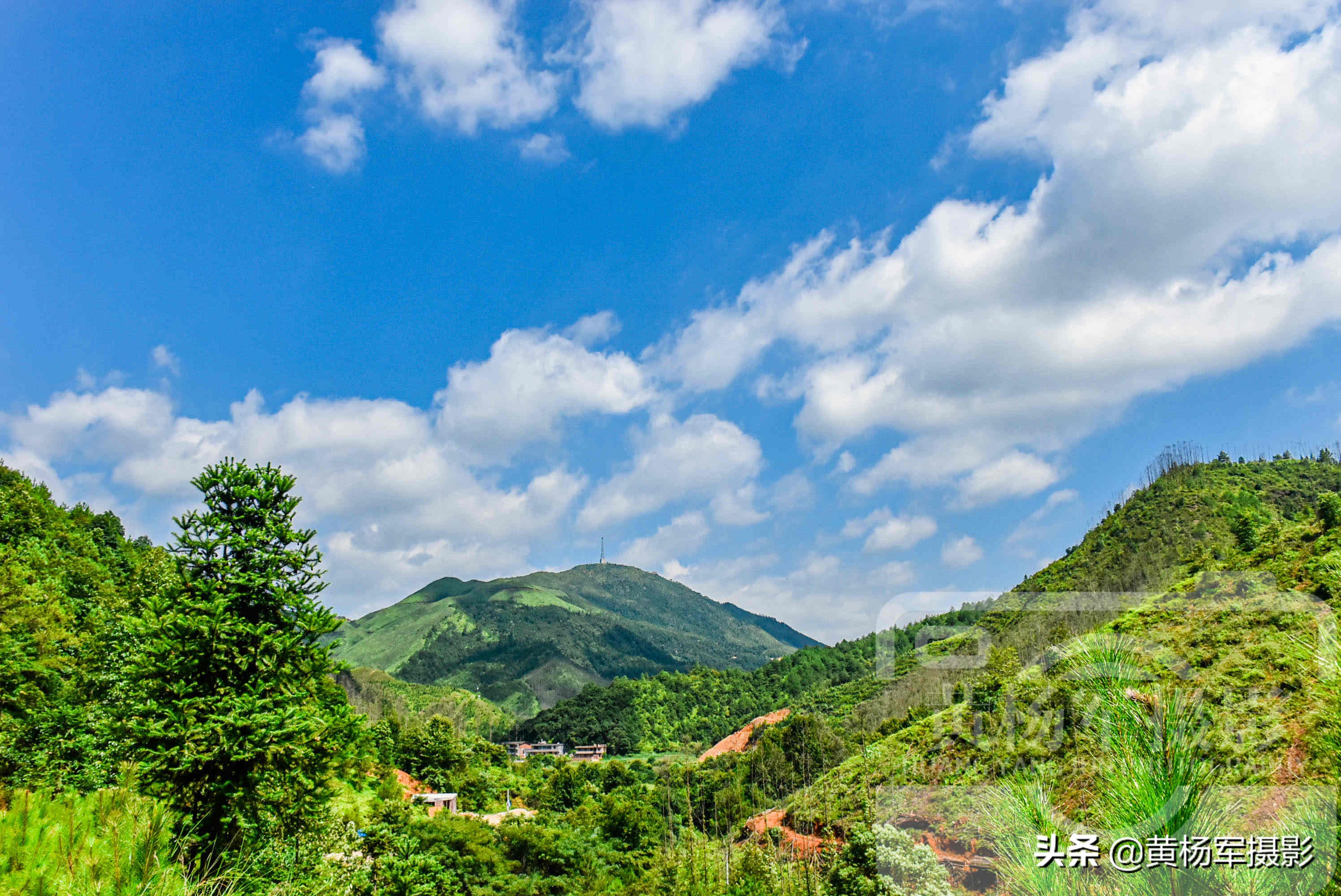 赣州于都县于山的美丽风光，蓝天白云下的绵延青山景色如画，很美