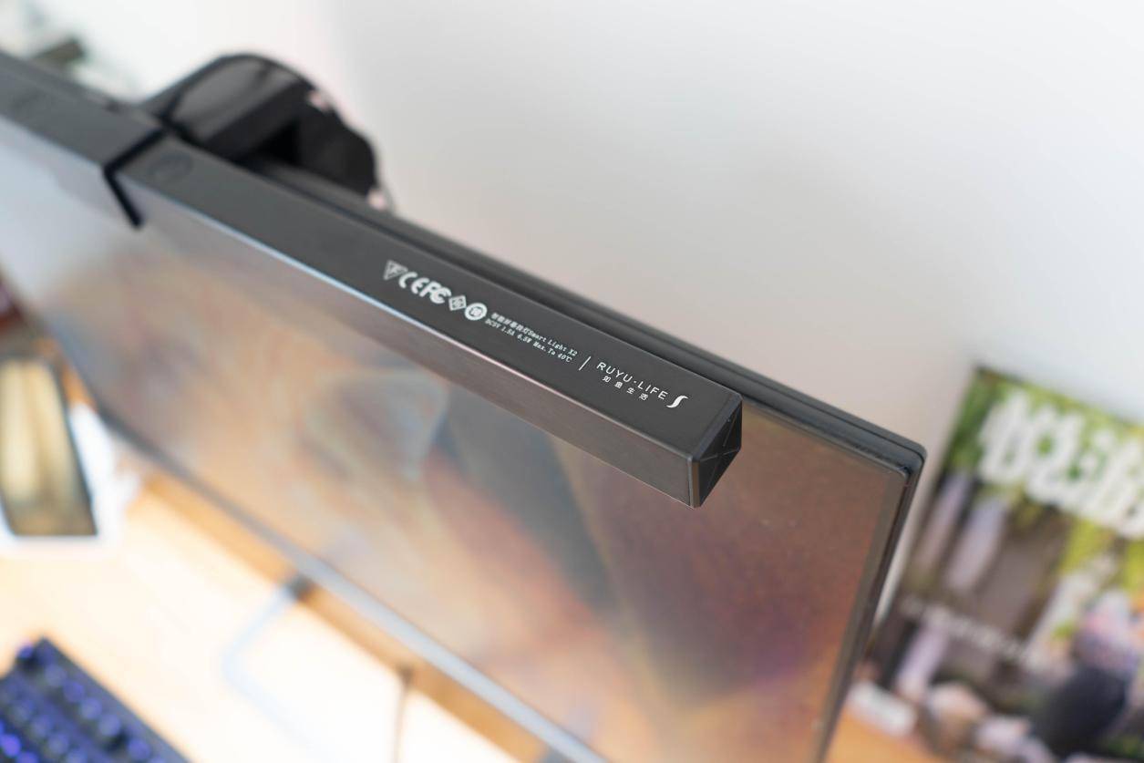 柔光不刺眼,夜间照明更舒适,体验如鱼生活非对称屏幕挂灯