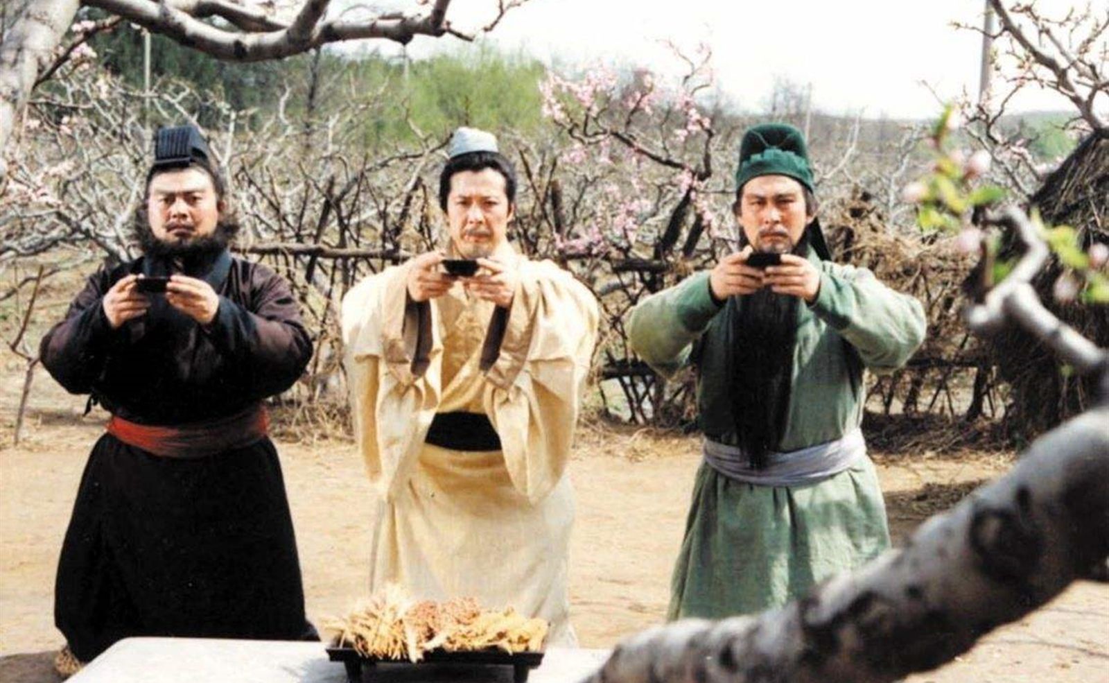 牵马坠镫的图片,牵马坠镫鞍前马后