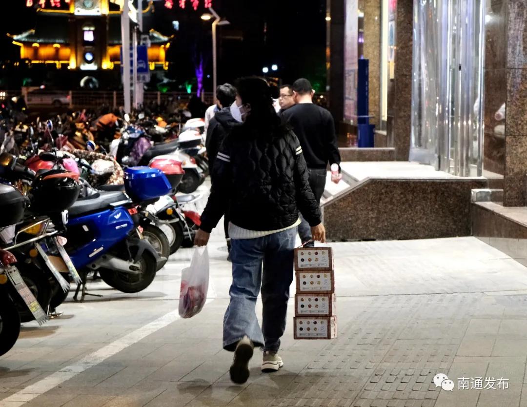 消费者实体店买衣服能不能退,消费者在实体店买的衣服不给退货