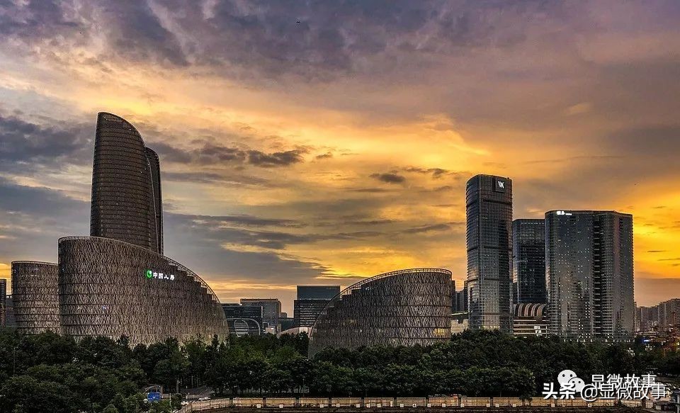 月薪4000的小镇青年背过万的包,月薪4000的小镇青年