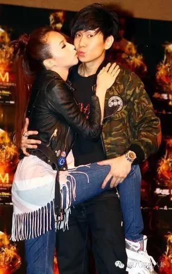 半年换3个妹子，但我依旧是纯情boy？