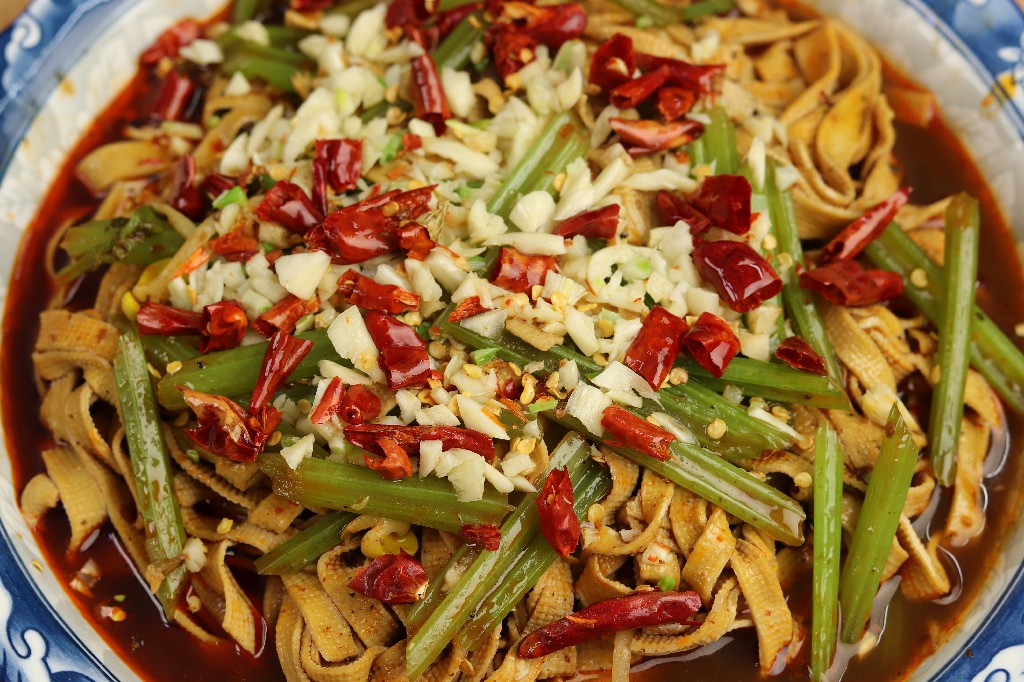 豆腐皮别再炒着吃了,豆腐皮除了和辣椒炒还能和什么炒