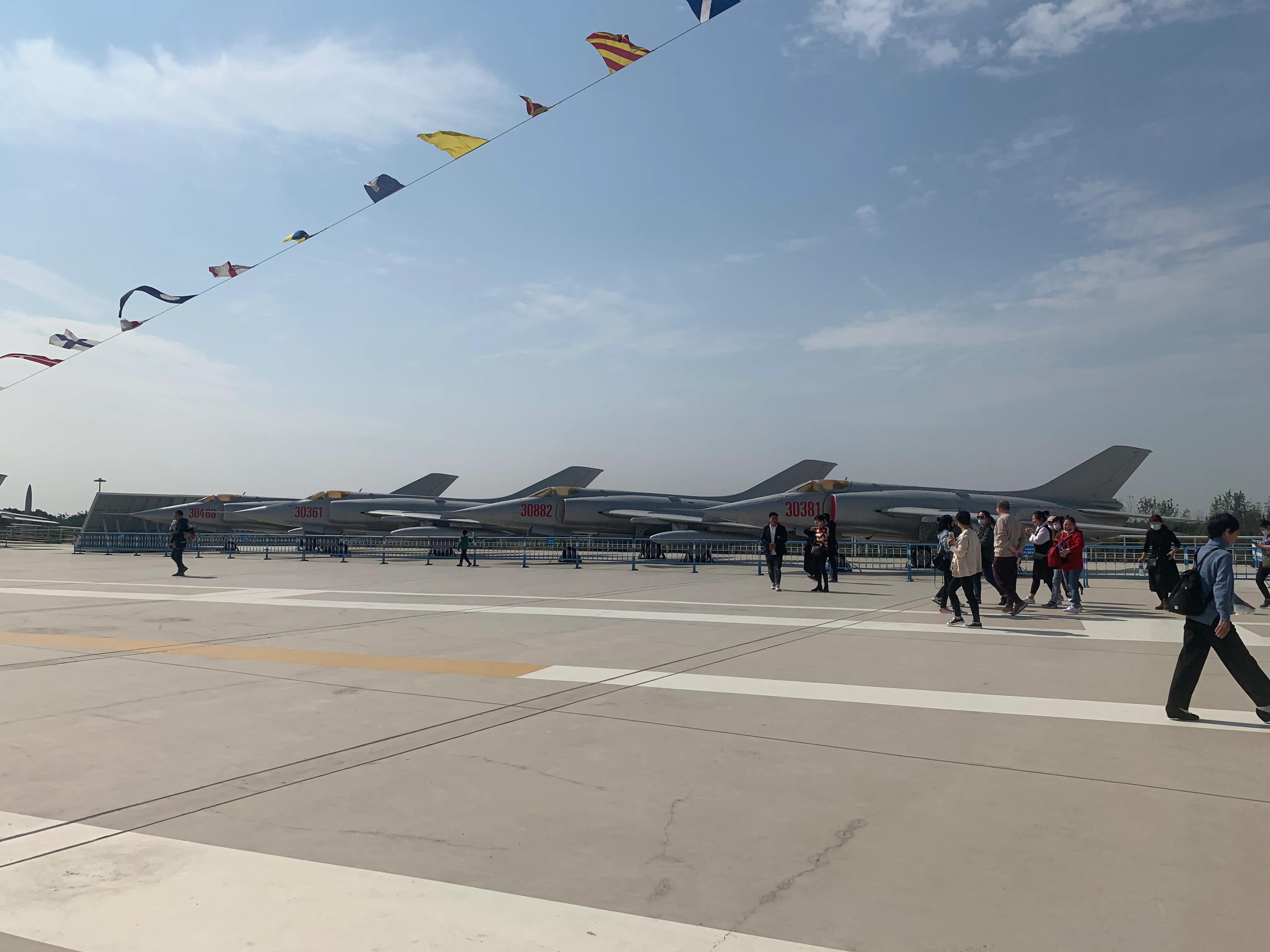 军事迷参观坦克,东方绿舟军事