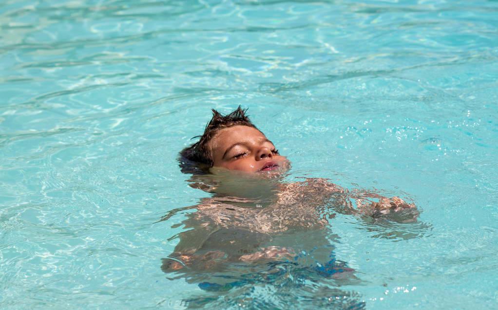 孩子落水自救方法视频,落水后想自救用自身游泳方式自救