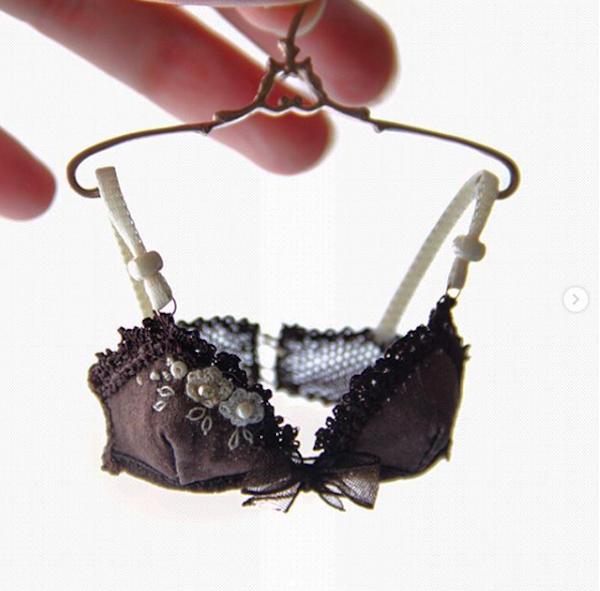 老爸酷爱芭比娃娃？微缩家具做到痴迷！