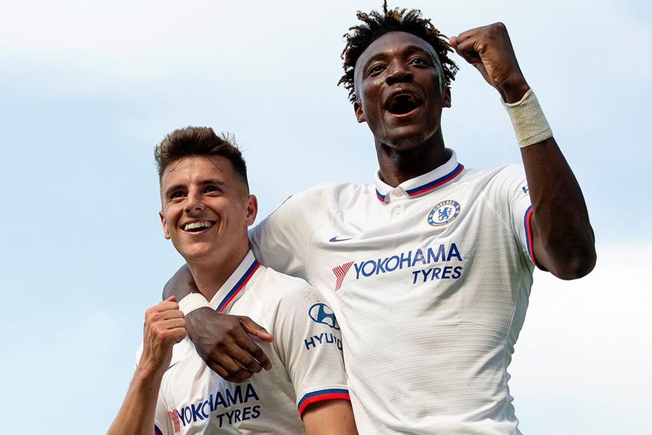 韩国青训足球带球变向技术训练,韩国足球青训vs中国小将