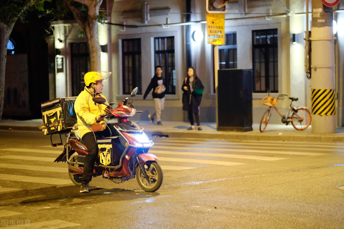 女大学生订外卖奶茶,大学生点外卖奶茶