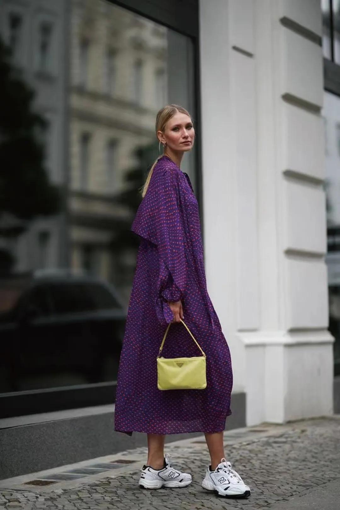 灰色运动鞋是什么梗,灰色运动鞋新百伦搭配